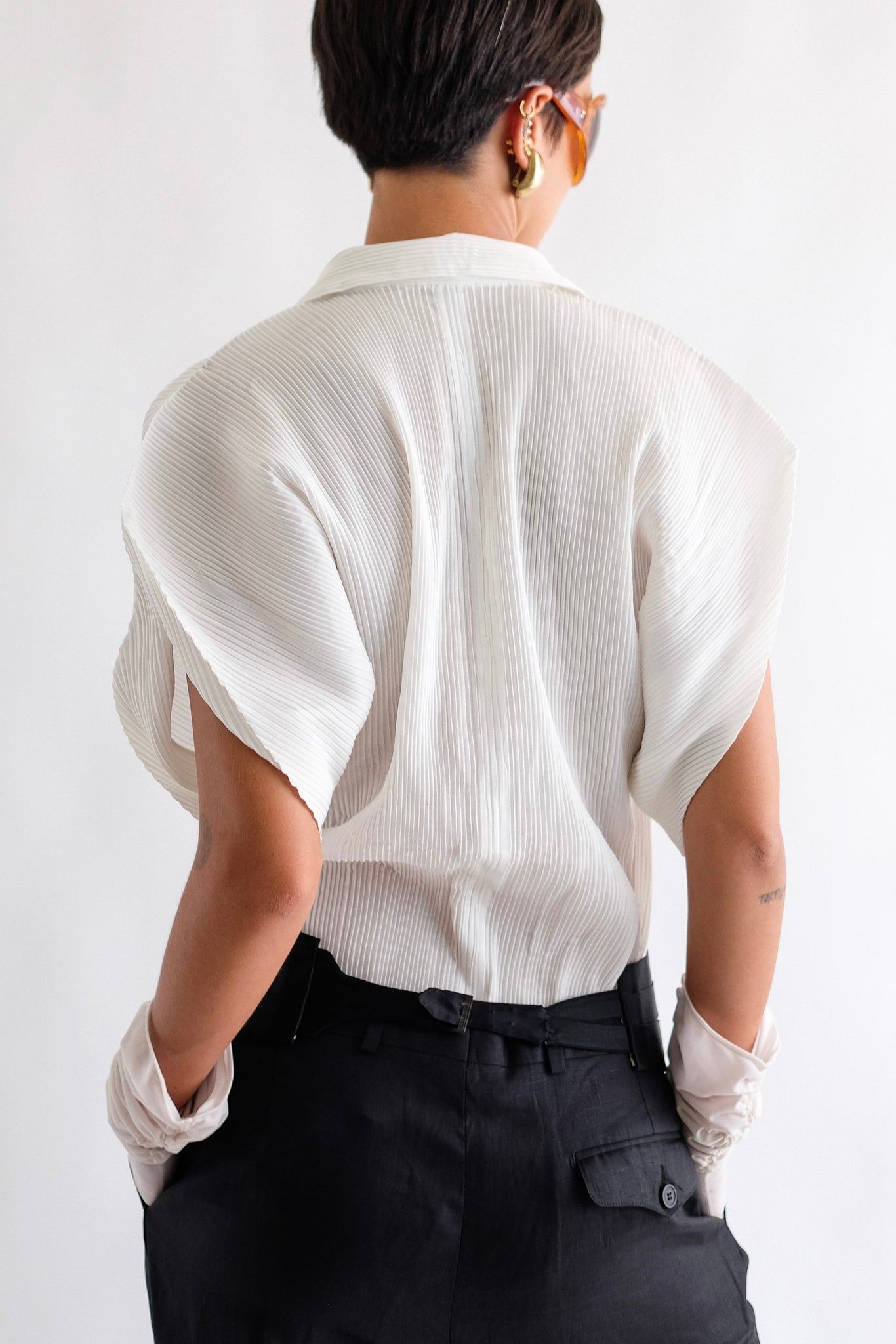 ISSEY MIYAKE MAINLINE PLEATED SCULPTURAL POLO SHIRT IN WHITE