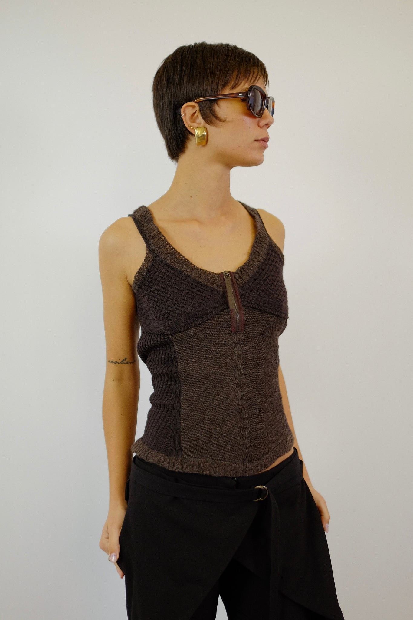 HYBRIS KNIT CAMI TOP IN BROWN