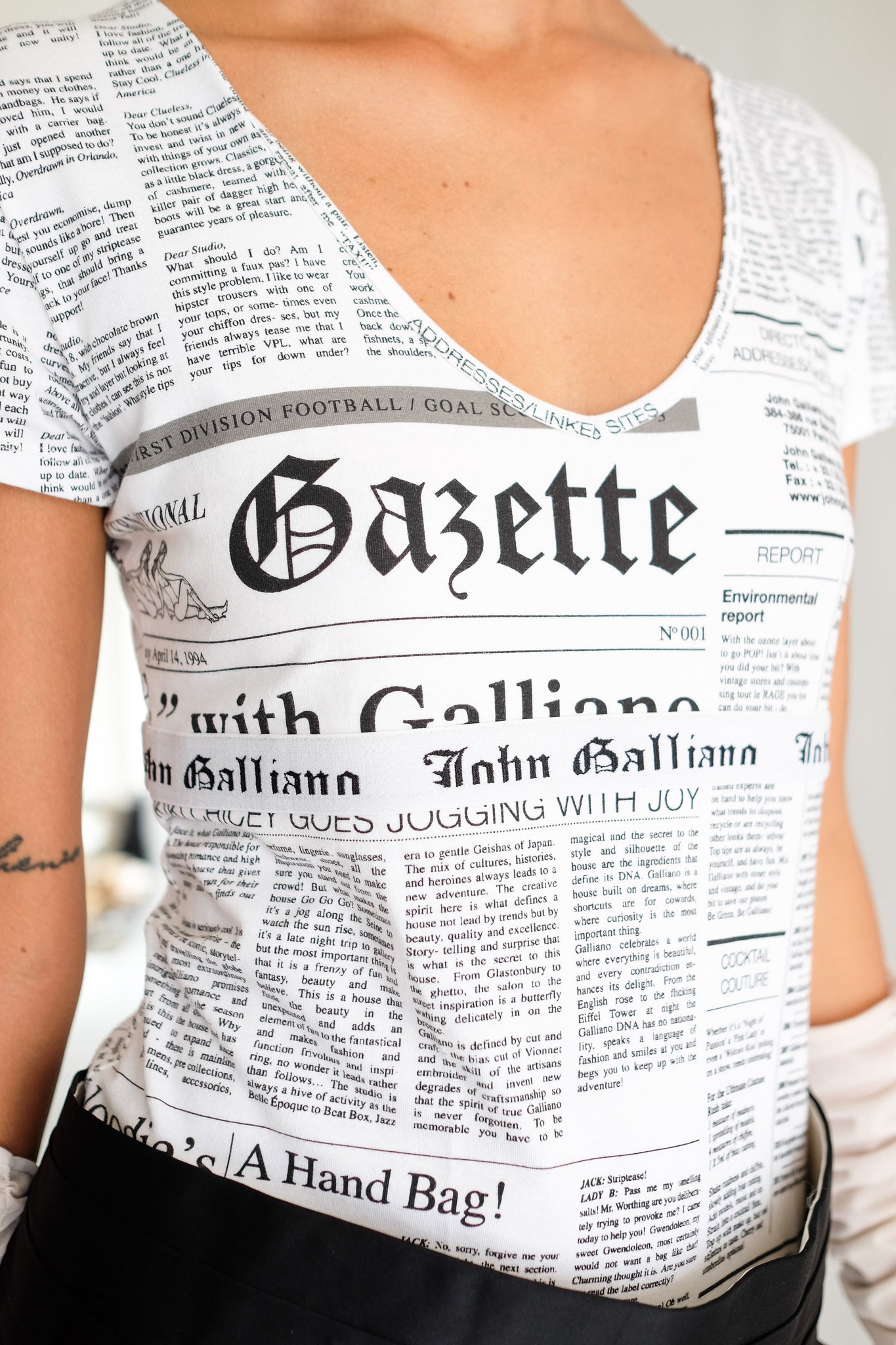 JOHN GALLIANO 2000S ICONIC GAZETTE PRINT T IN WHITE