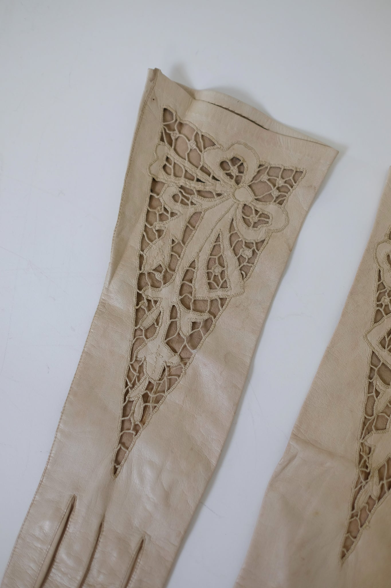 VINTAGE ORNATE  EMBROIDERED GLOVES IN LIGHT BEIGE