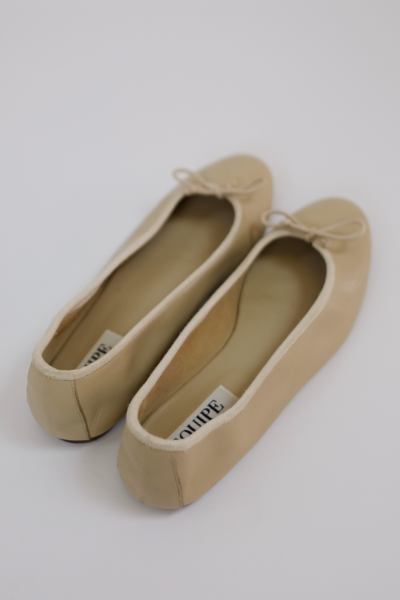 EQUIPE ROMA LEATHER FLATS IN TAUPE