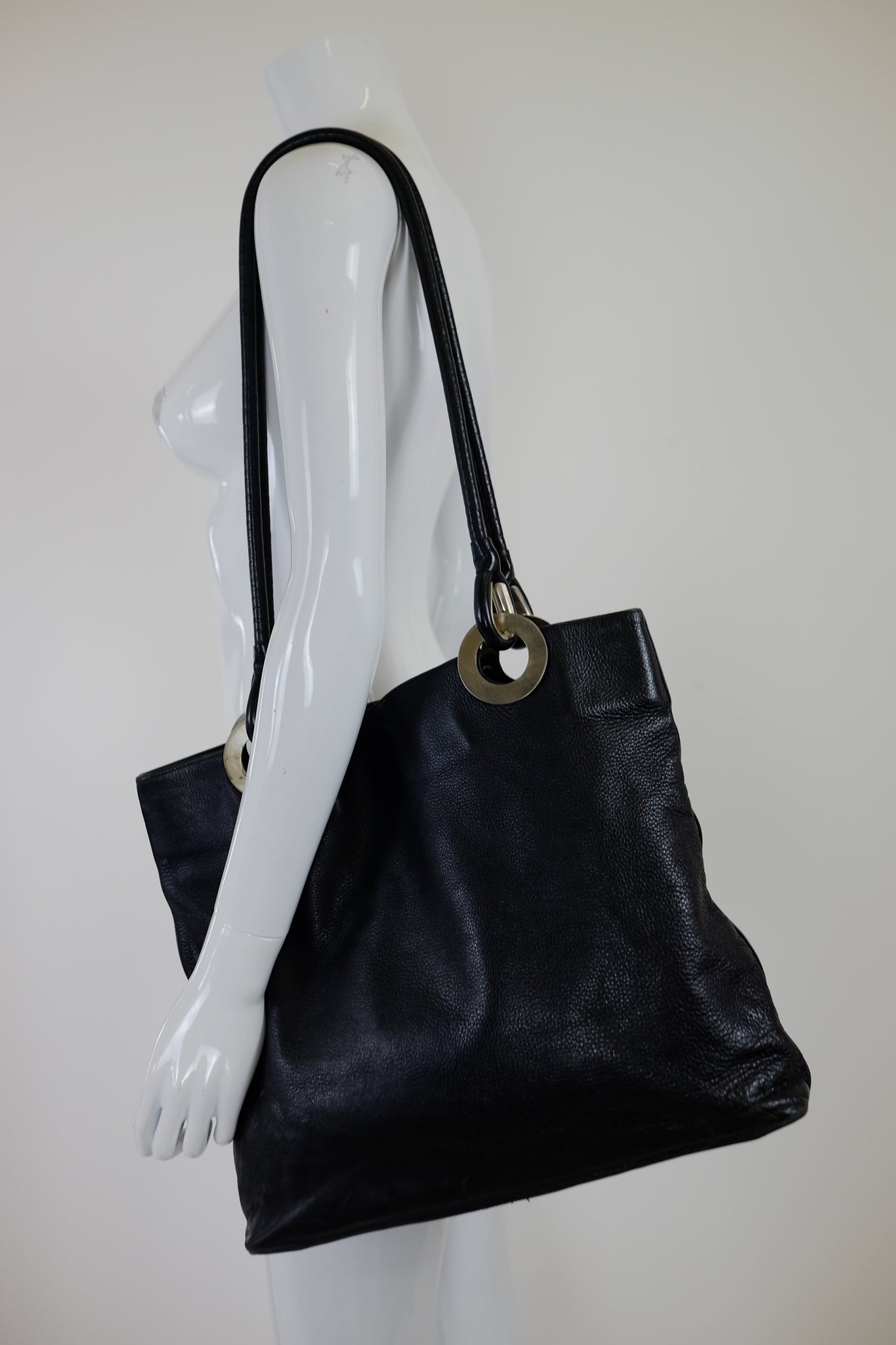 LARGE SHOULDER TOTE IN BLACK LEATHER
