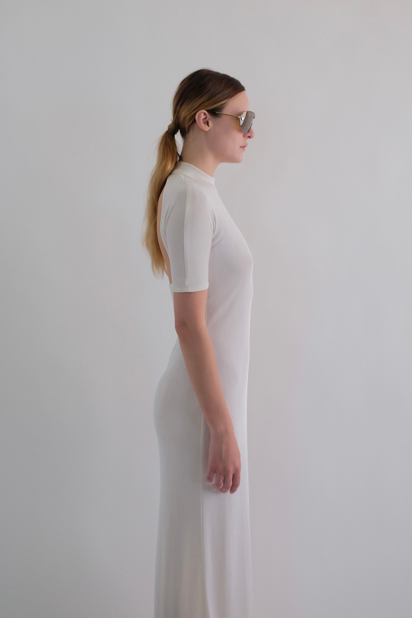 I GABBIANI BACKLESS MAXI T DRESS IN WHITE