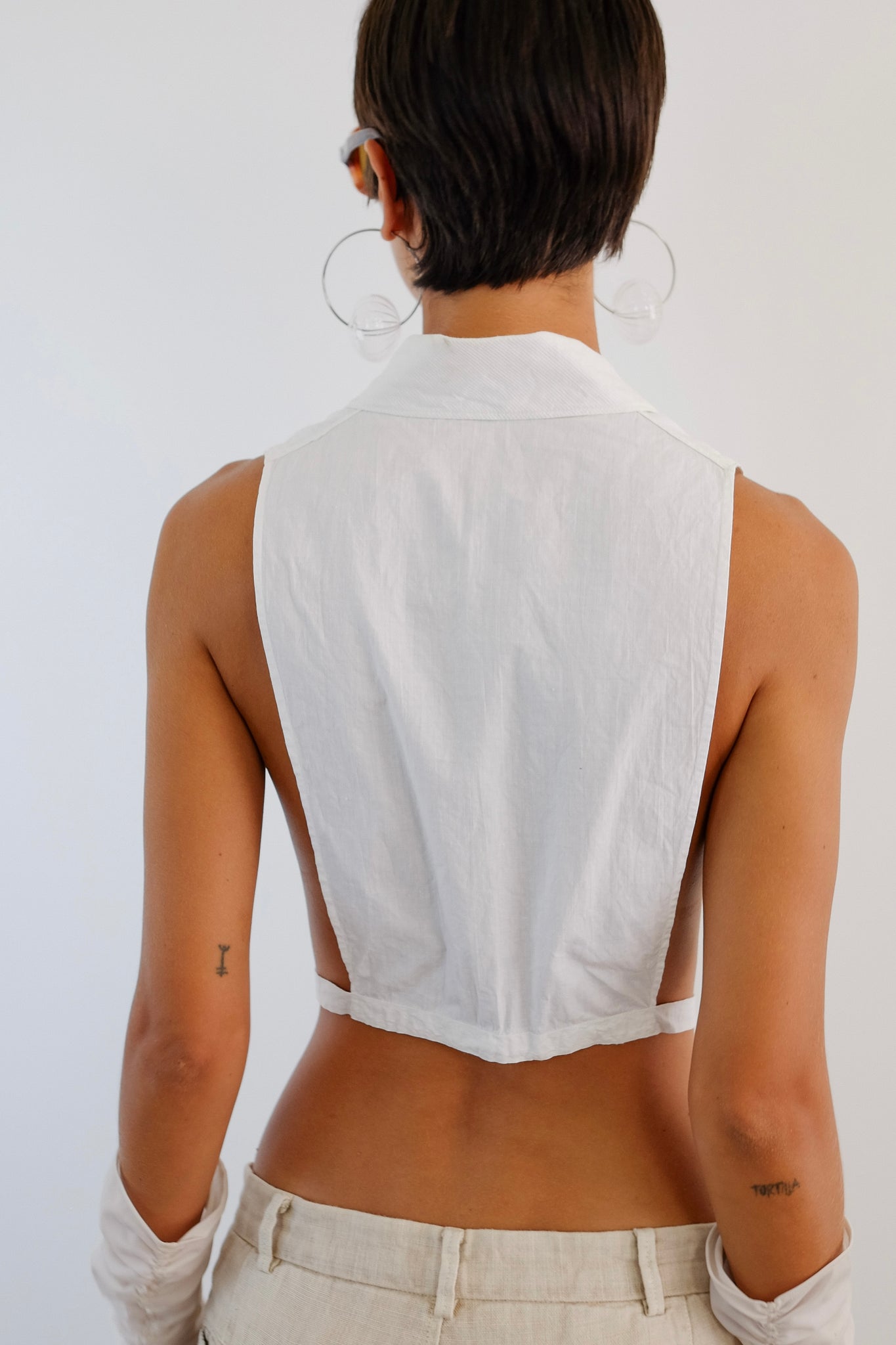 ANTIQUE OPEN SIDED CROP VEST TOP IN WHITE COTTON
