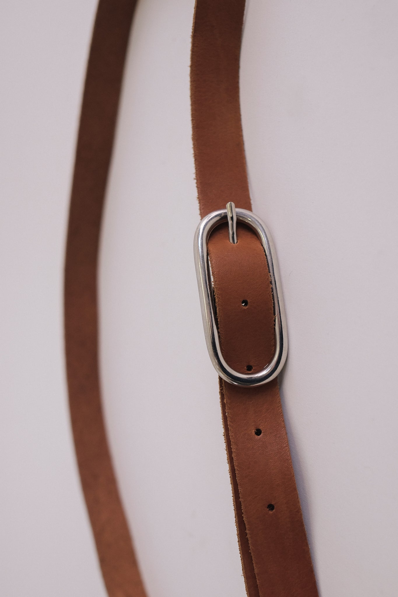 PILL BUCKLE BELT IN VEGETABLE TAN LEATHER