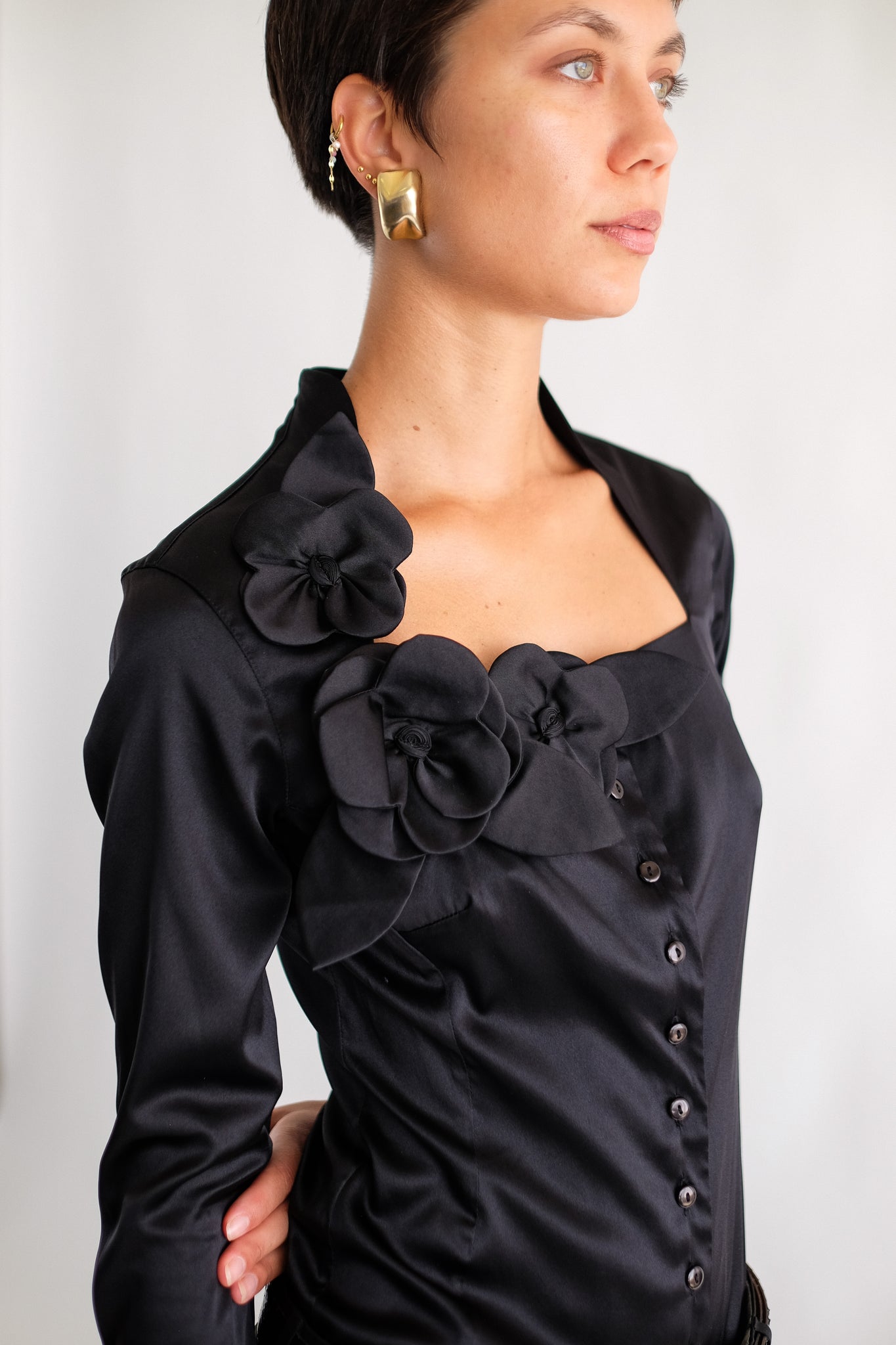 NARA CAMICIE FLOWER APPLIQUÉ SHIRT IN BLACK SILK SATIN