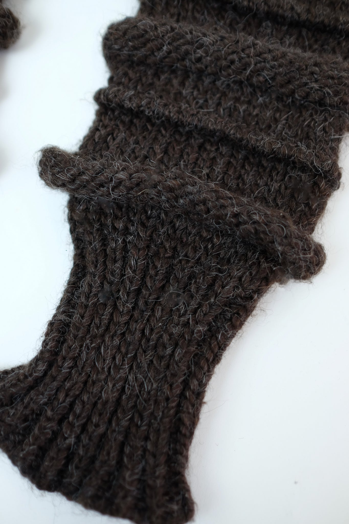 MALLONI CHUNKY KNIT ARM WARMERS IN BROWN