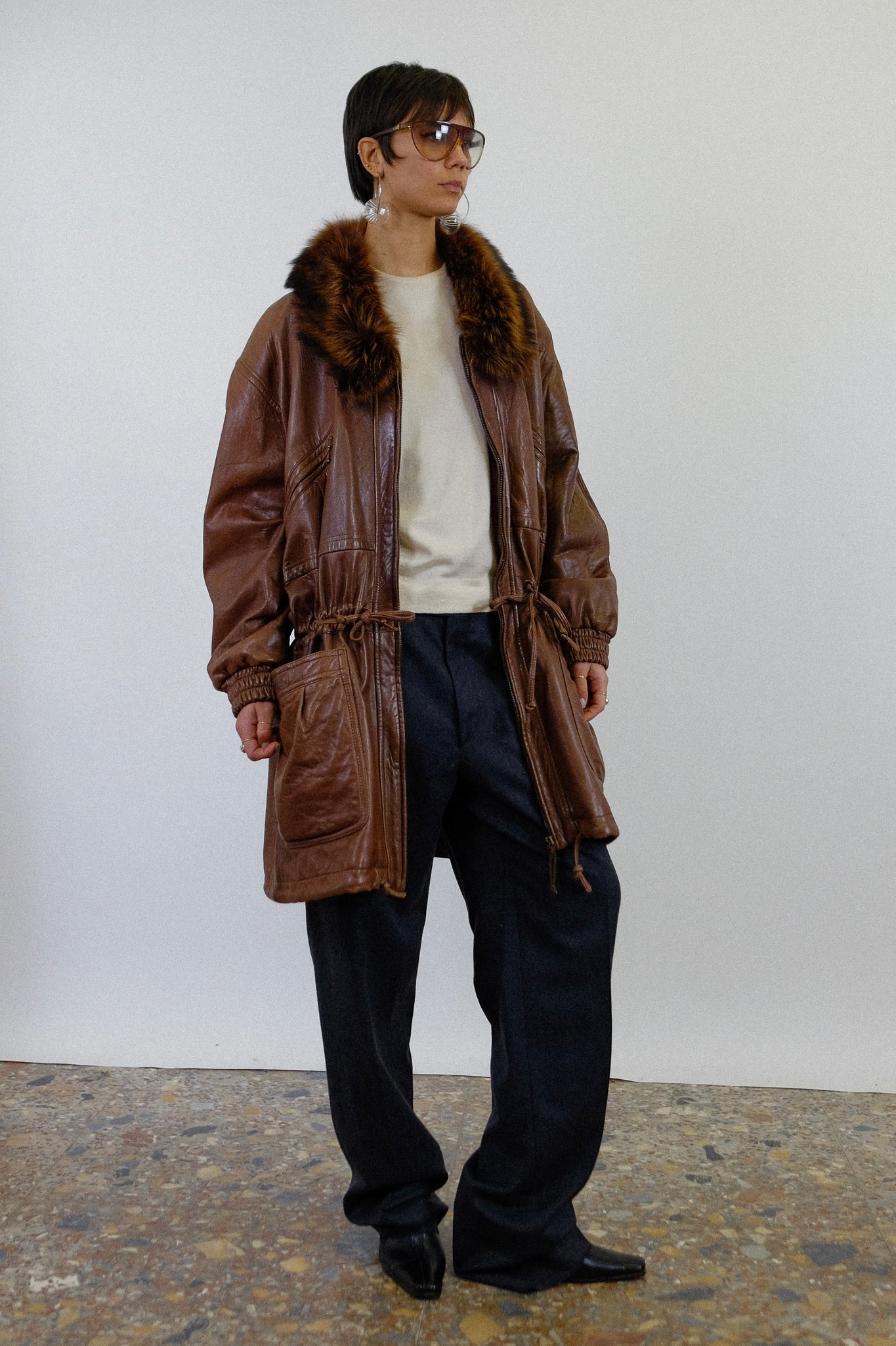 LEATHER SINCH COAT WITH FUR COLLAR IN BROWN