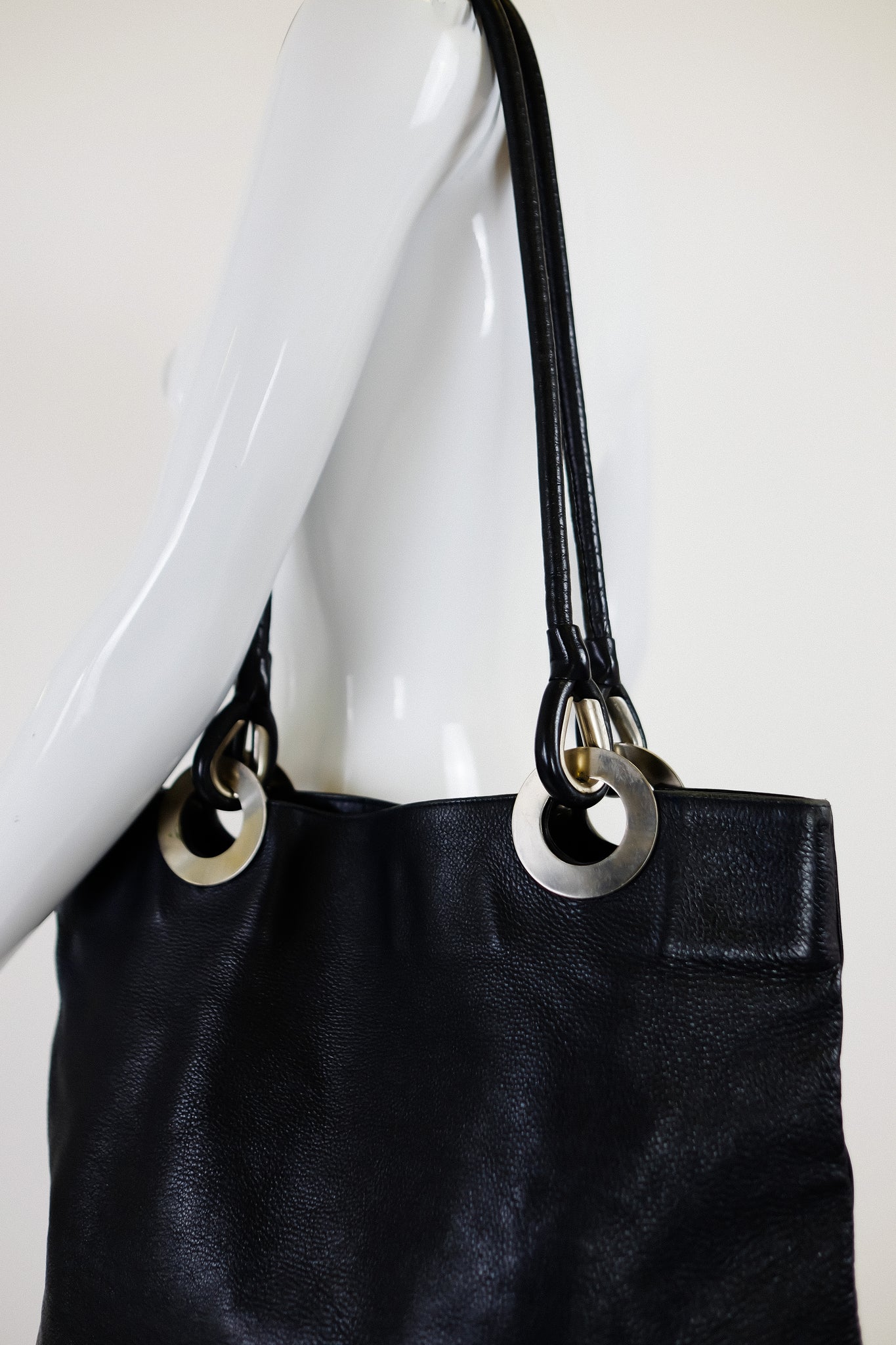 LARGE SHOULDER TOTE IN BLACK LEATHER