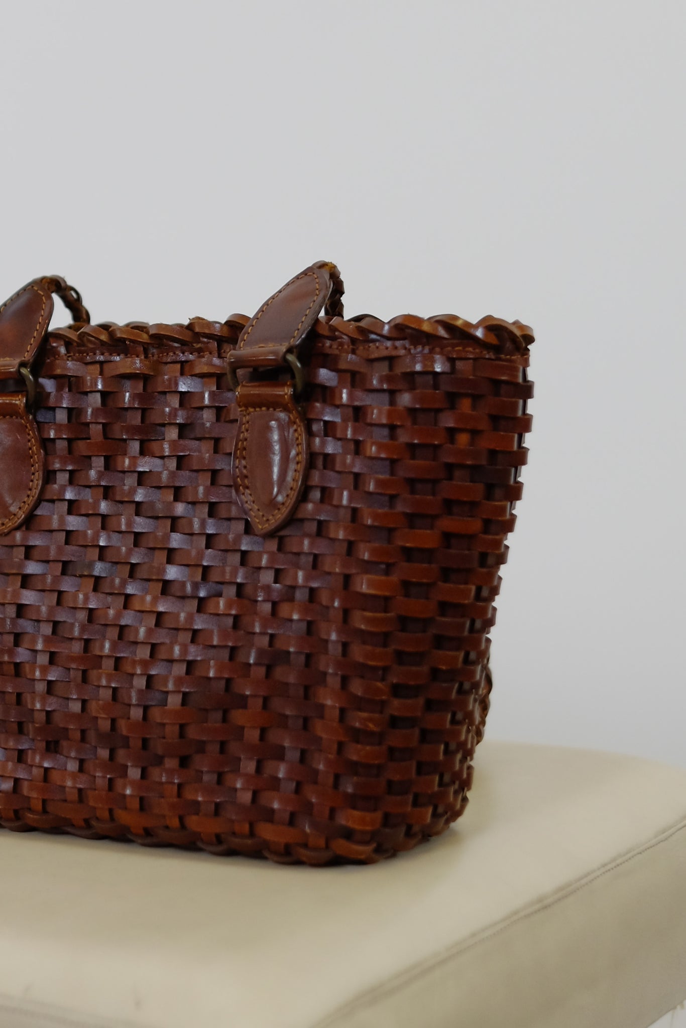 INTRECCIATO WOVEN LEATHER BAG IN CHOCOLATE BROWN