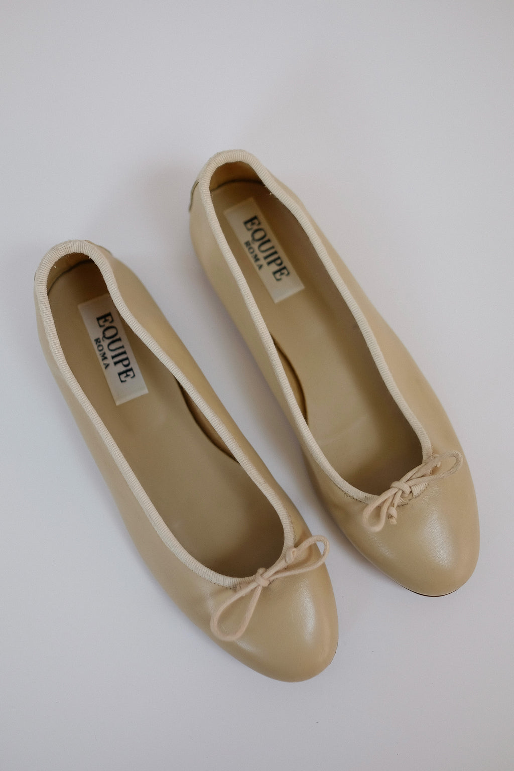 EQUIPE ROMA LEATHER FLATS IN TAUPE