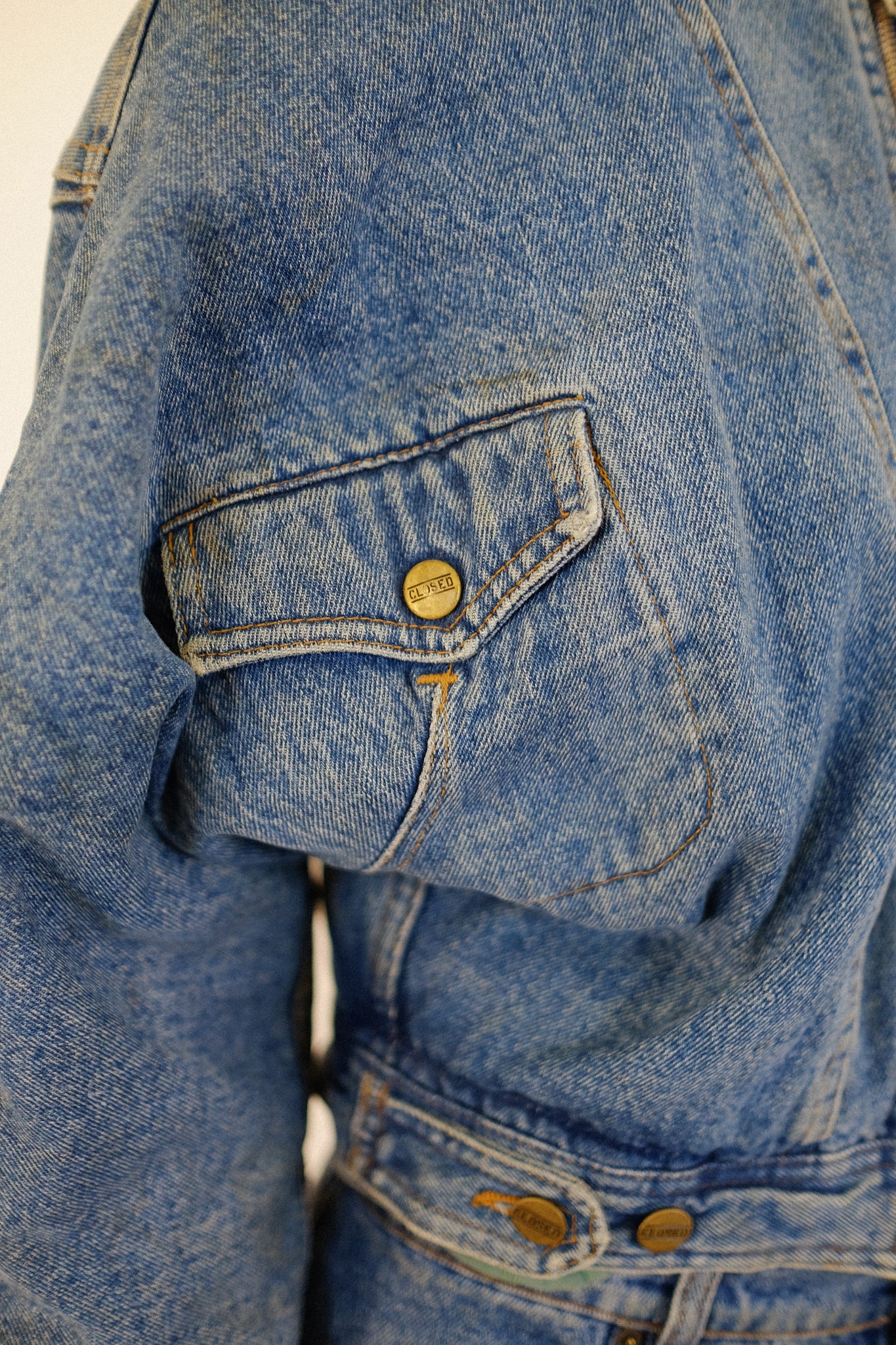 CLOSED BY MARITHÉ FRANÇOIS ET GIRBAUD DEADSTOCK CROP DENIM JACKET