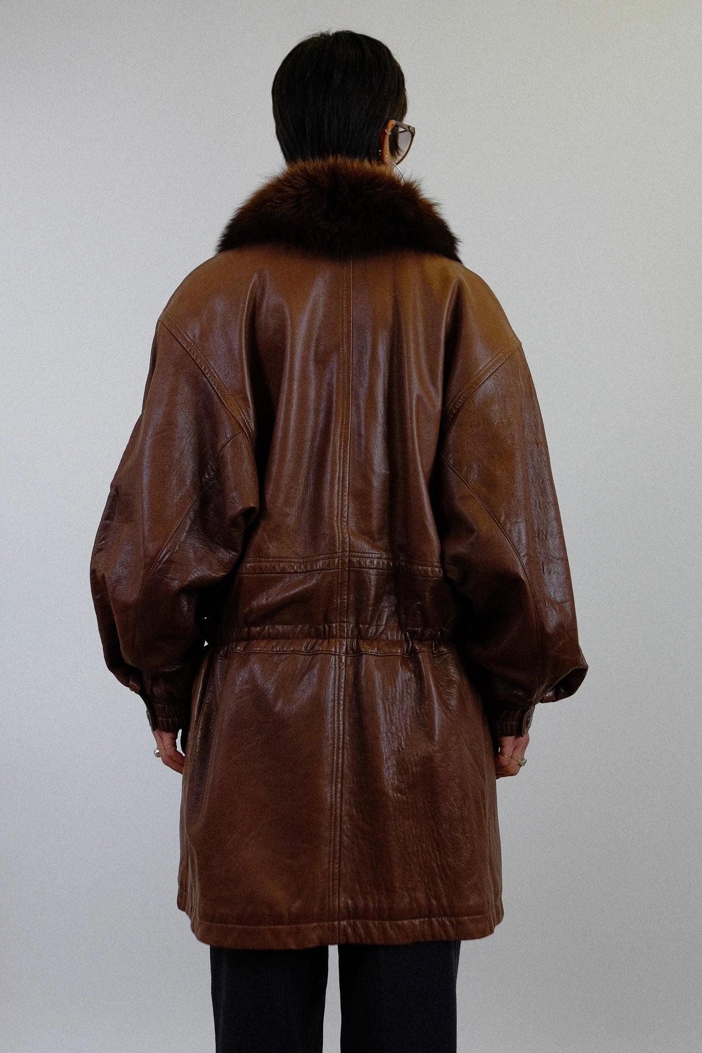 LEATHER SINCH COAT WITH FUR COLLAR IN BROWN