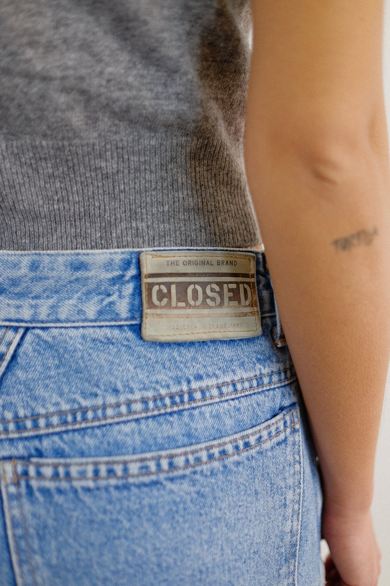 1980s CLOSED CLASSIC LIGHT WASH DENIM JEANS