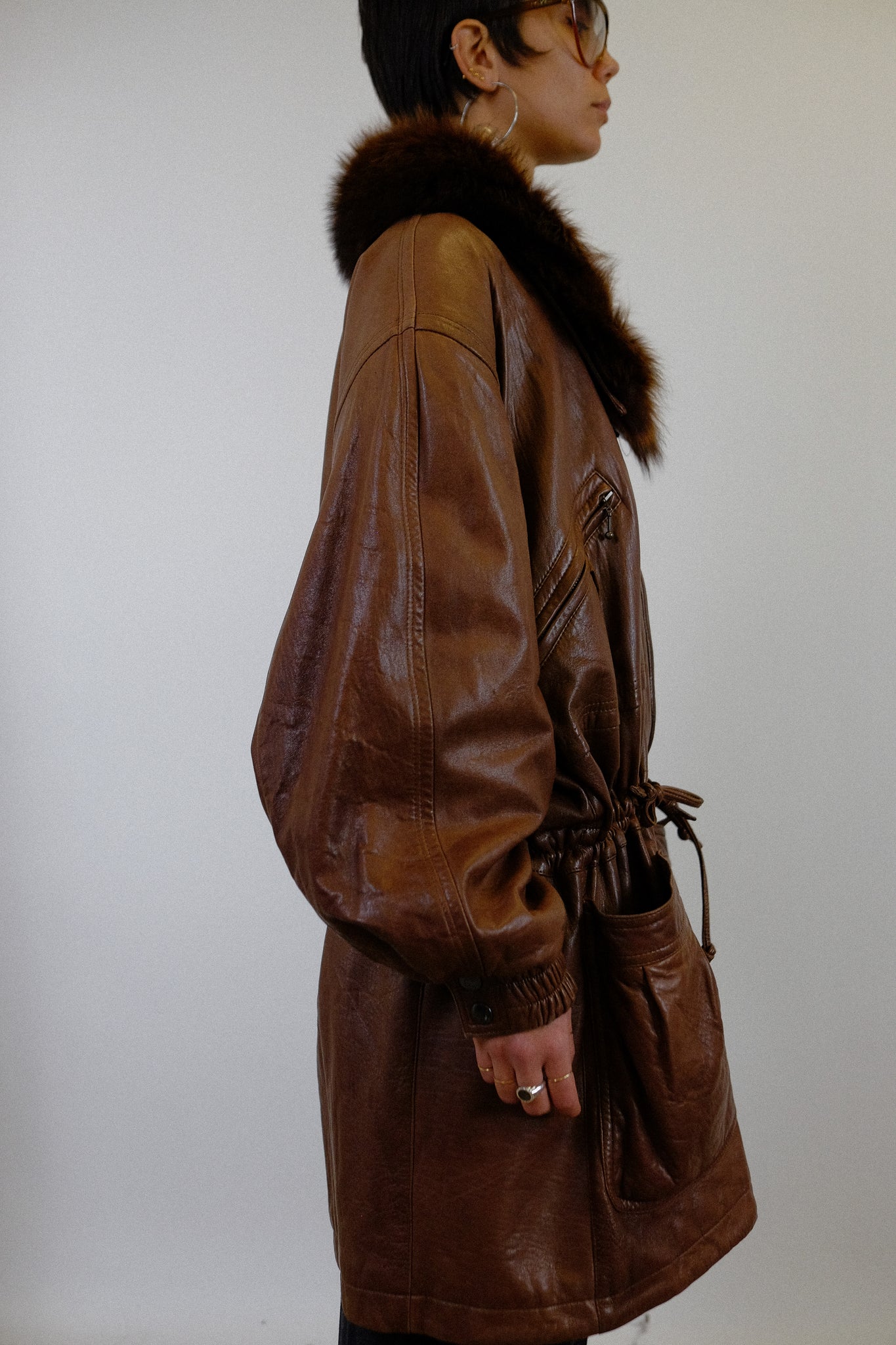 LEATHER SINCH COAT WITH FUR COLLAR IN BROWN