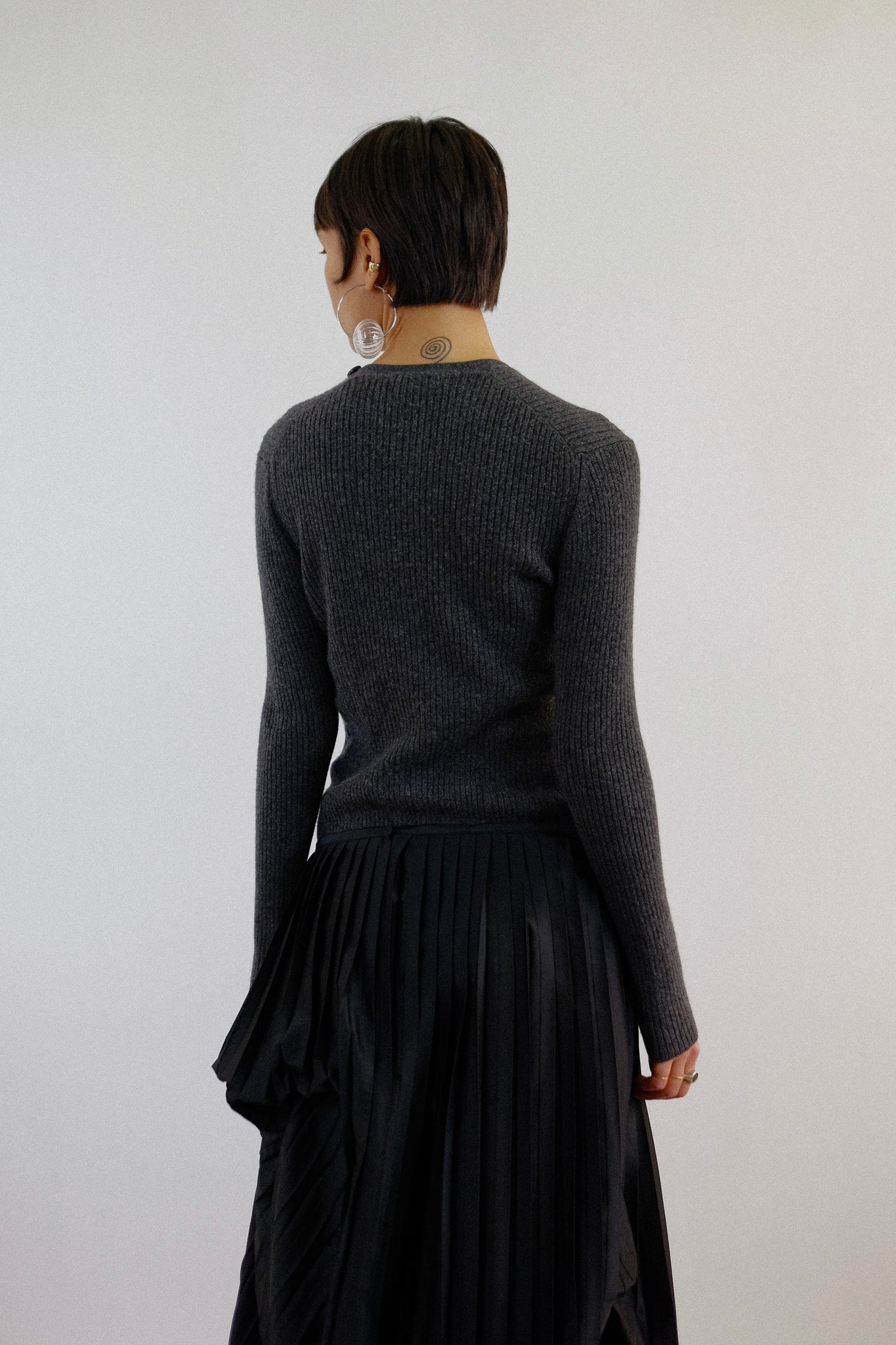 THEORY PURE CASHMERE RIBBED BUTTON KNIT IN DEEP GREY