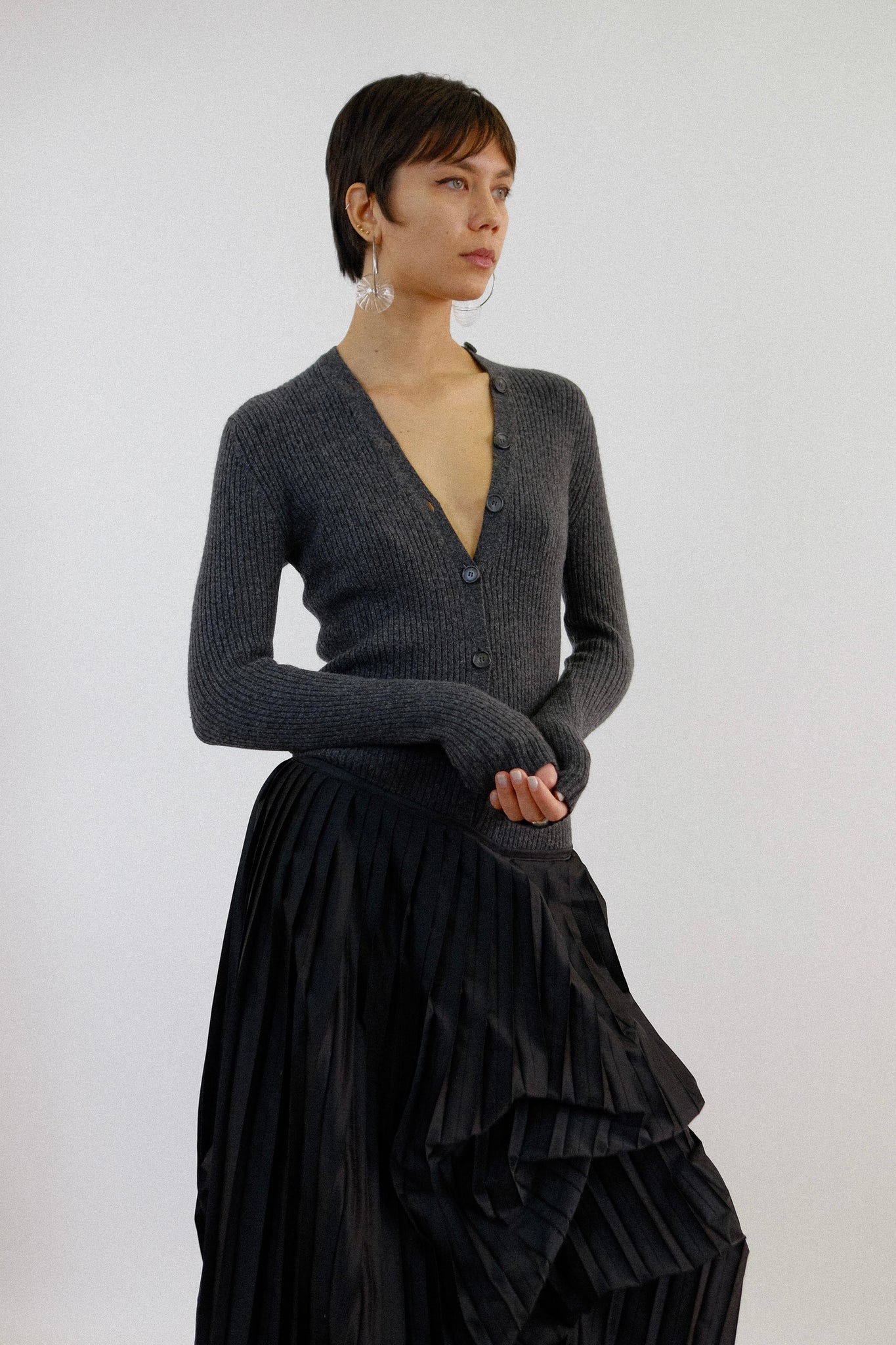 THEORY PURE CASHMERE RIBBED BUTTON KNIT IN DEEP GREY