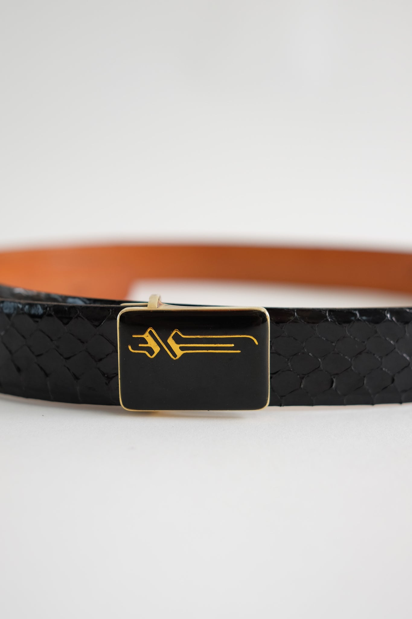 ITALIAN SNAKESKIN & ENAMEL EMBLEM BELT IN BLACK PYTHON