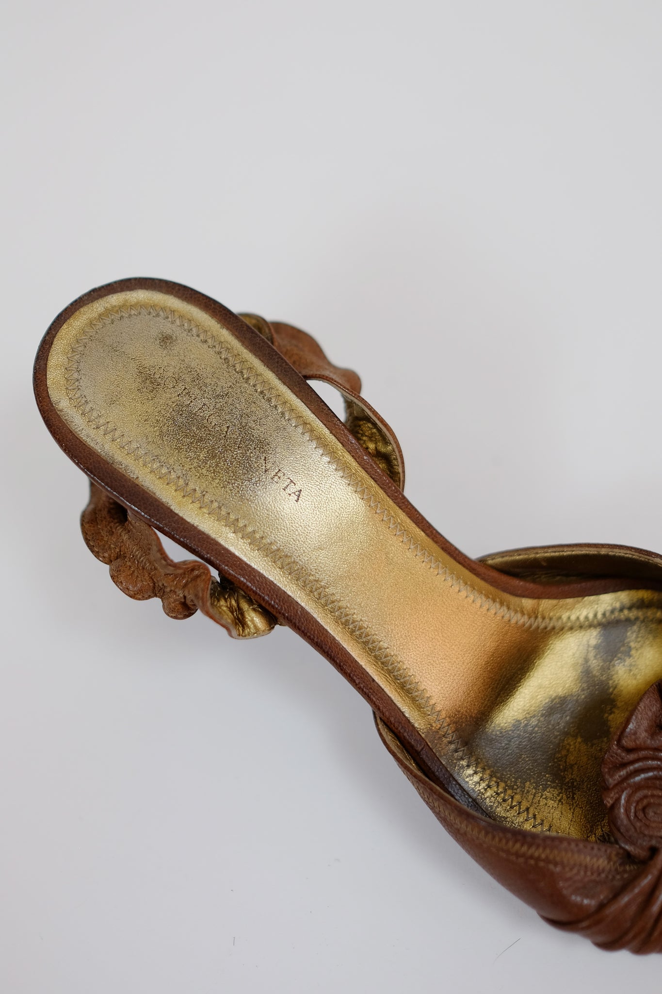 BOTTEGA VENETA RUCHED LEATHER SANDALS IN CHOCOLATE BROWN