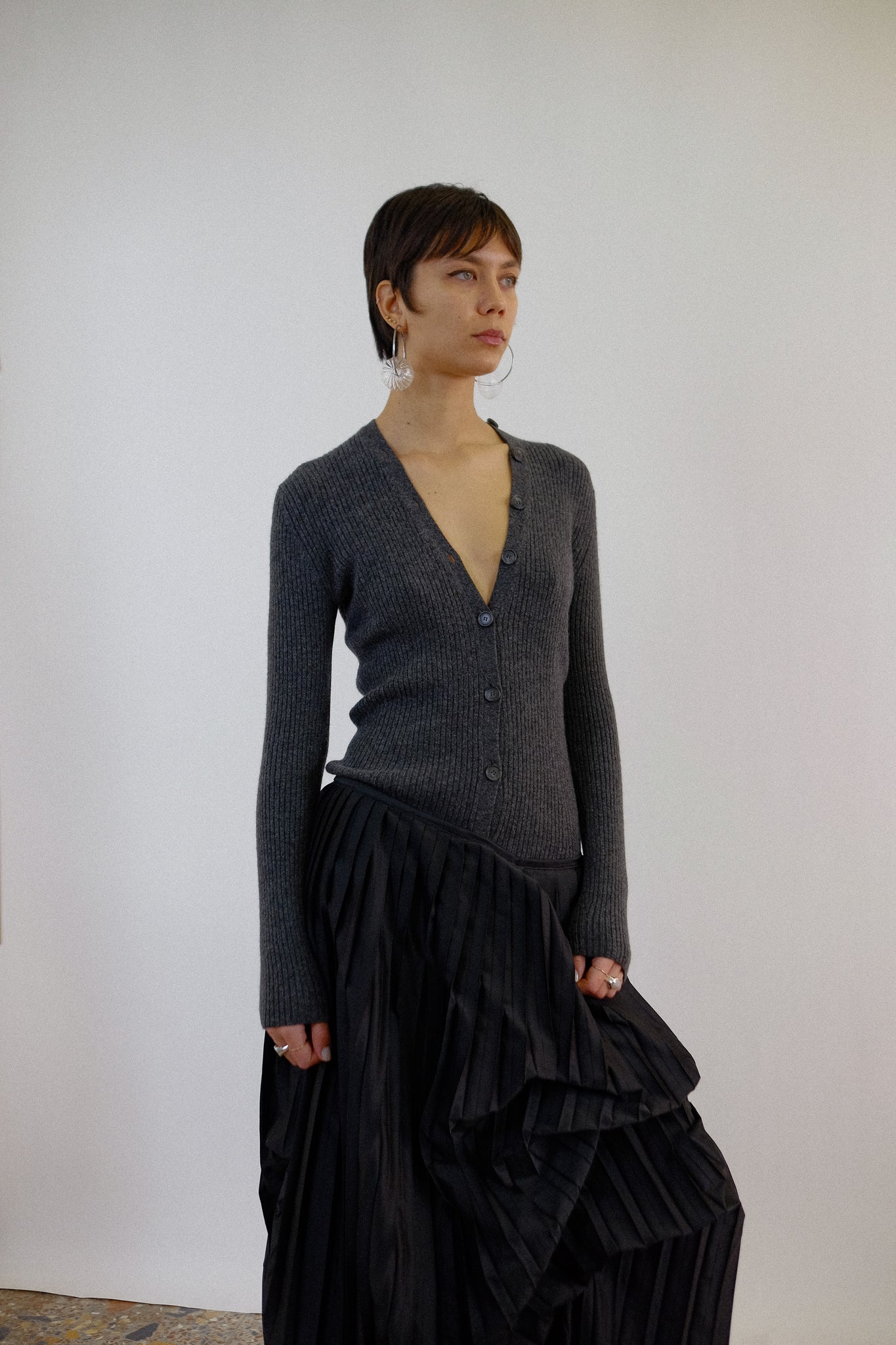 THEORY PURE CASHMERE RIBBED BUTTON KNIT IN DEEP GREY