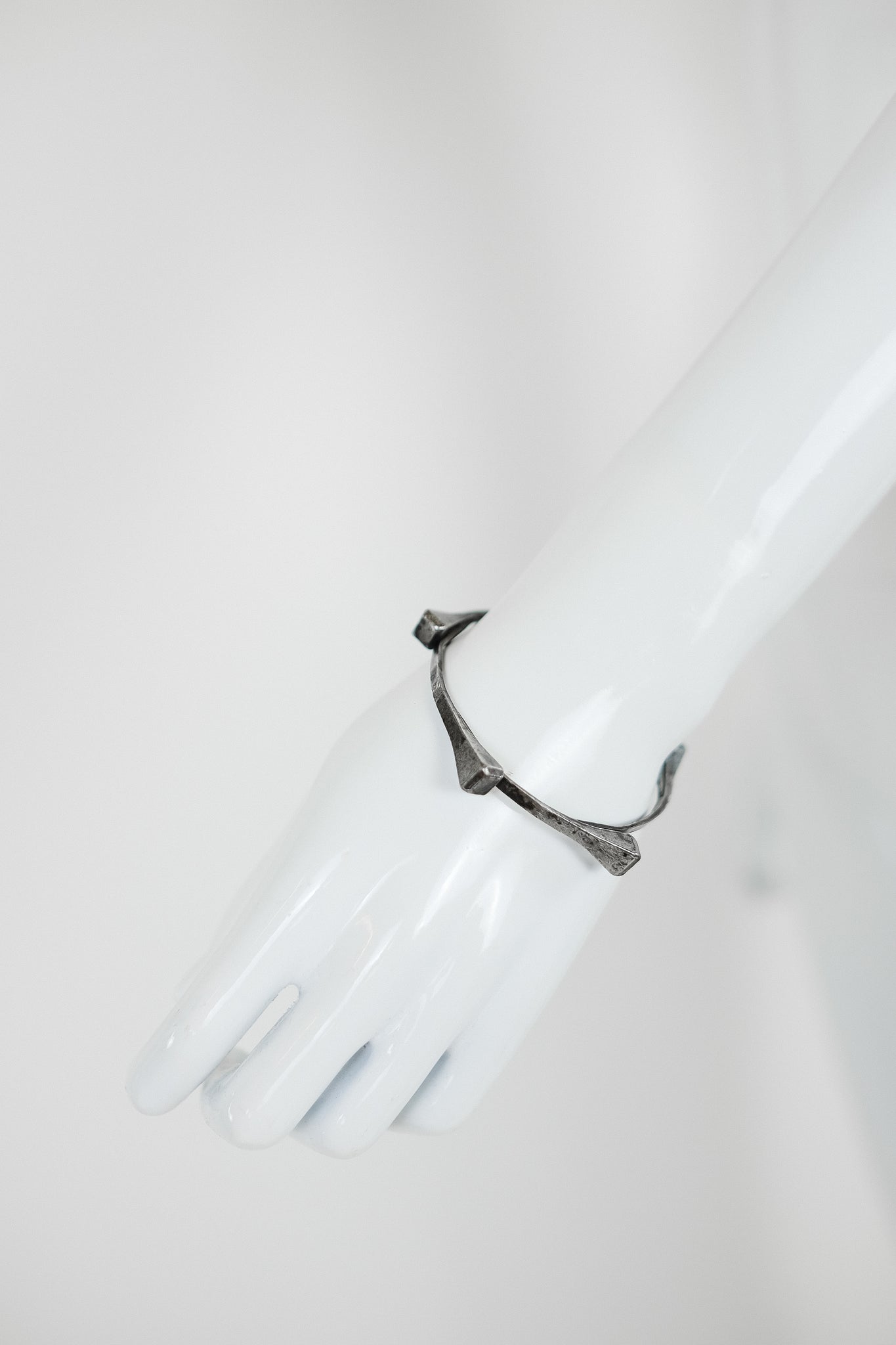 1970S ARTISANAL HORSE NAIL SET ON A 925 VINTAGE CHAIN