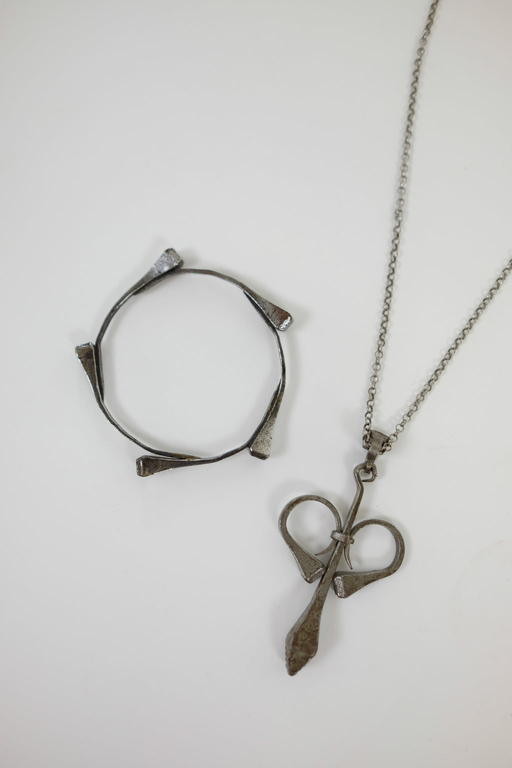 1970S ARTISANAL HORSE NAIL SET ON A 925 VINTAGE CHAIN