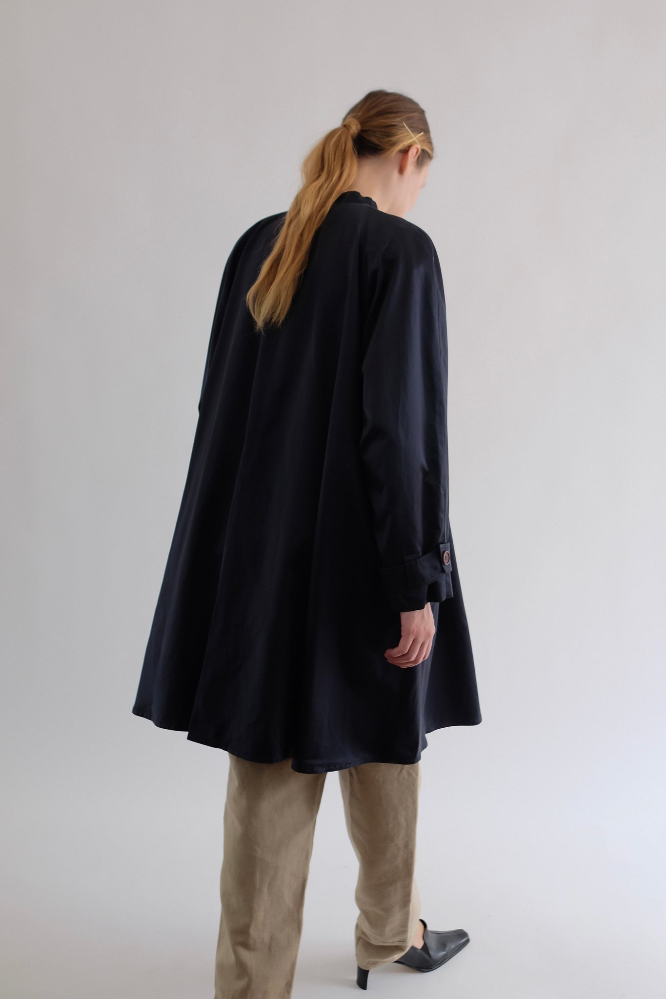 PAOLA ANTONINI COTTON-SILK COLLARLESS TRENCH IN NAVY BLUE