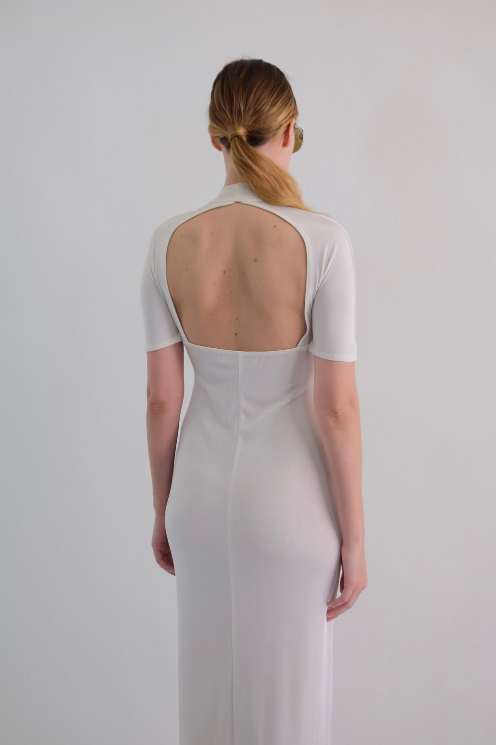 I GABBIANI BACKLESS MAXI T DRESS IN WHITE