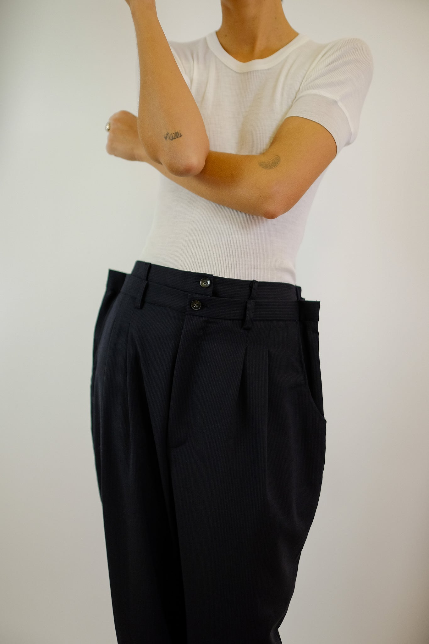 TAILORED HIGH PLEAT TROUSERS IN BLACK