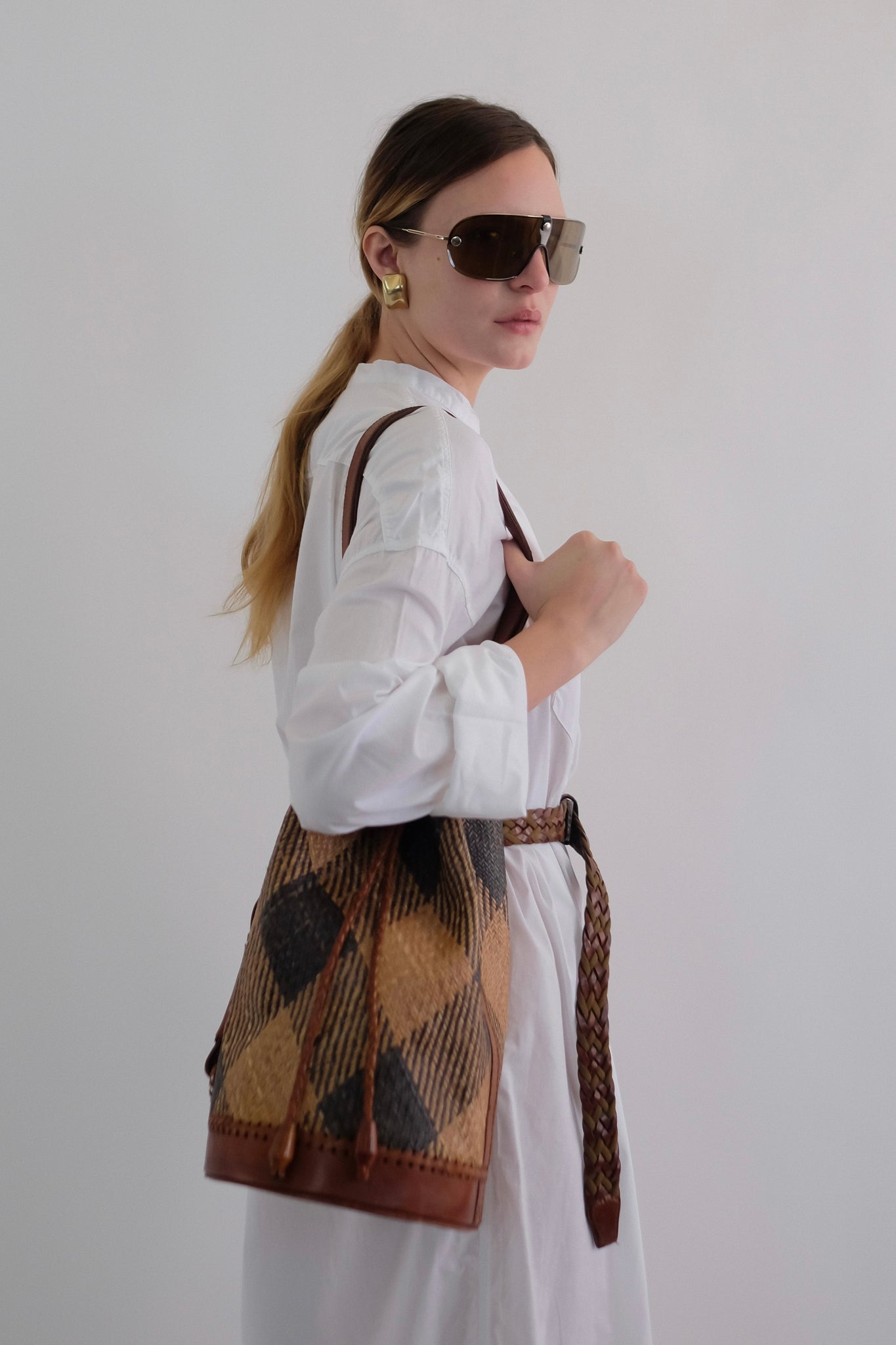 1970s LEATHER INTRECCIATO BUCKET BAG IN BROWN