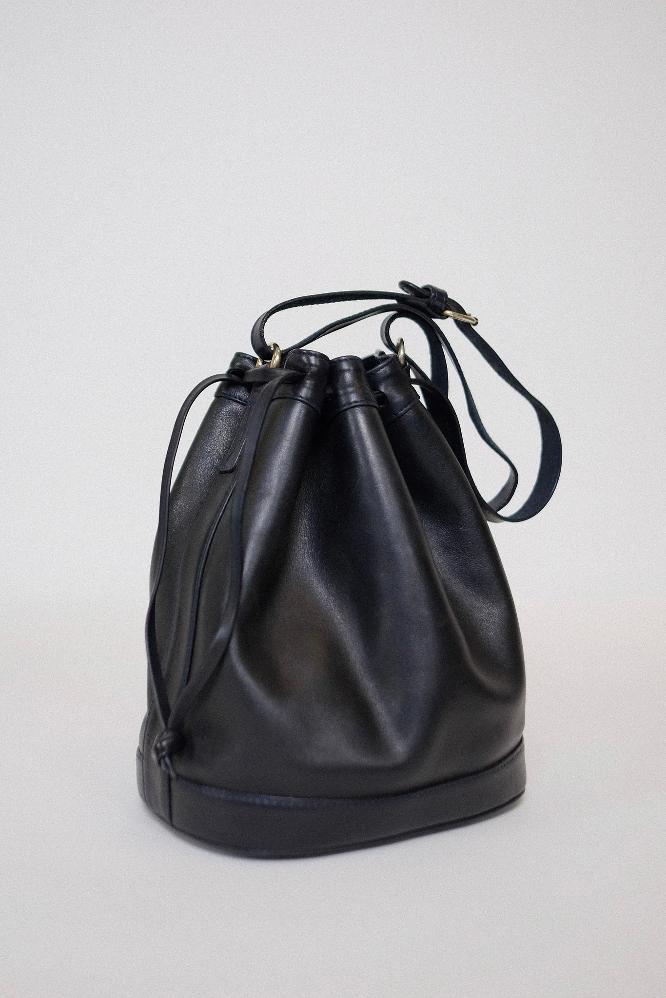 POLIDORI OF ROME LEATHER BUCKET BAG IN DARK NAVY/BLACK