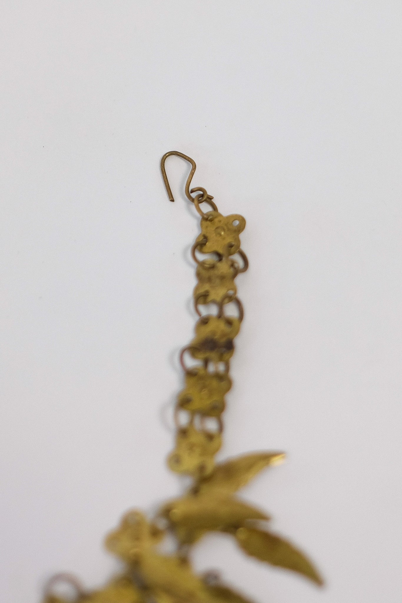 1960s-1970s CHAINMAIL LEAF NECKLACE IN HAMERRED BRASS