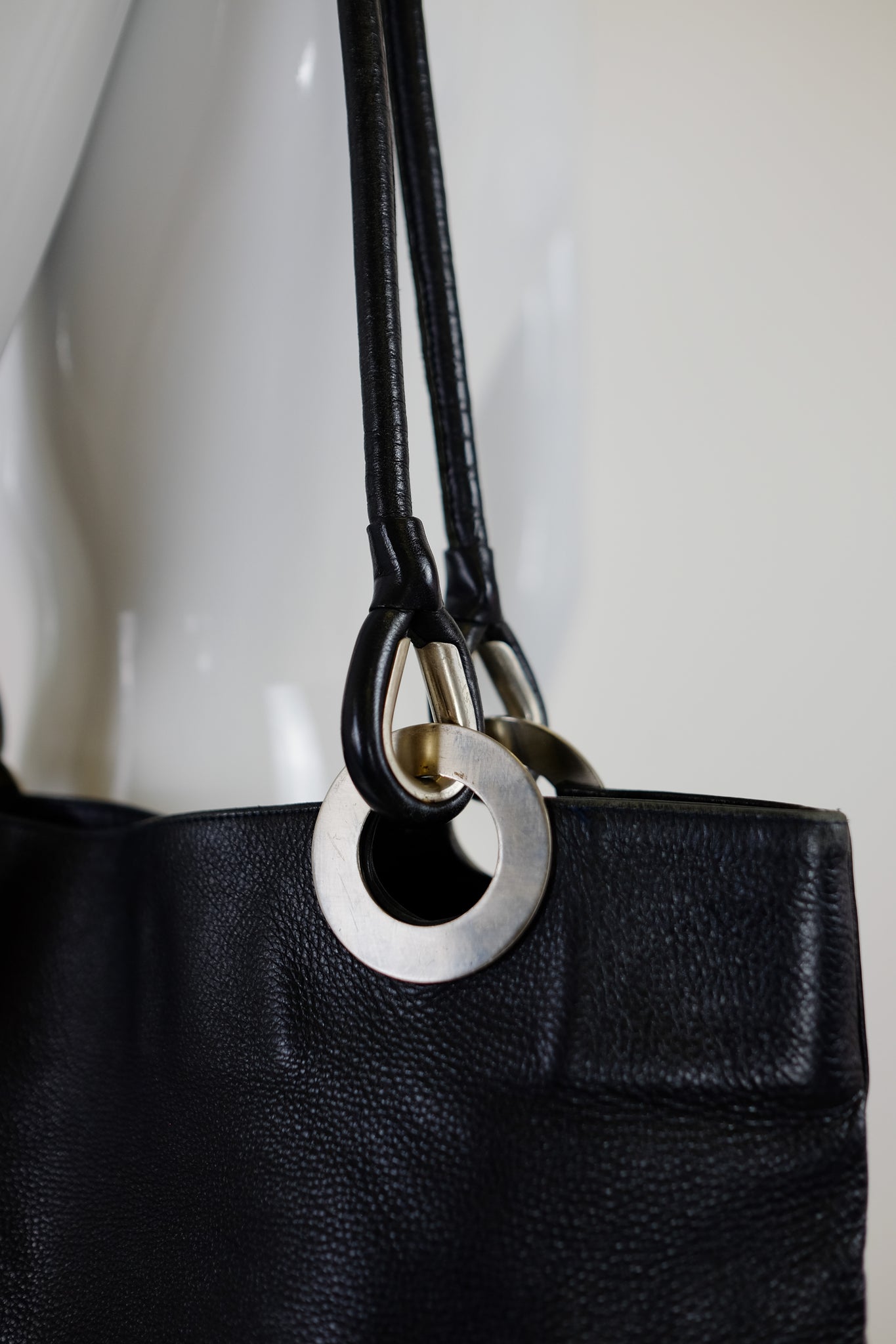 LARGE SHOULDER TOTE IN BLACK LEATHER